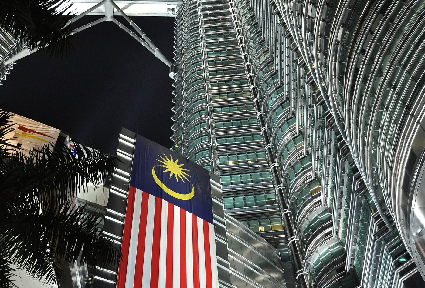 Kuala Lumpur Petronas Towers как Malaysia hub